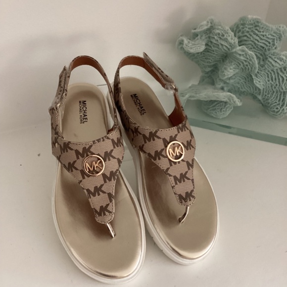 NWT MICHAEL KORS THONG SANDALS SHOES LOGO PLAQUE MONOGRAM BROWN/TAN 6.5 EUR 37 - Picture 5 of 12